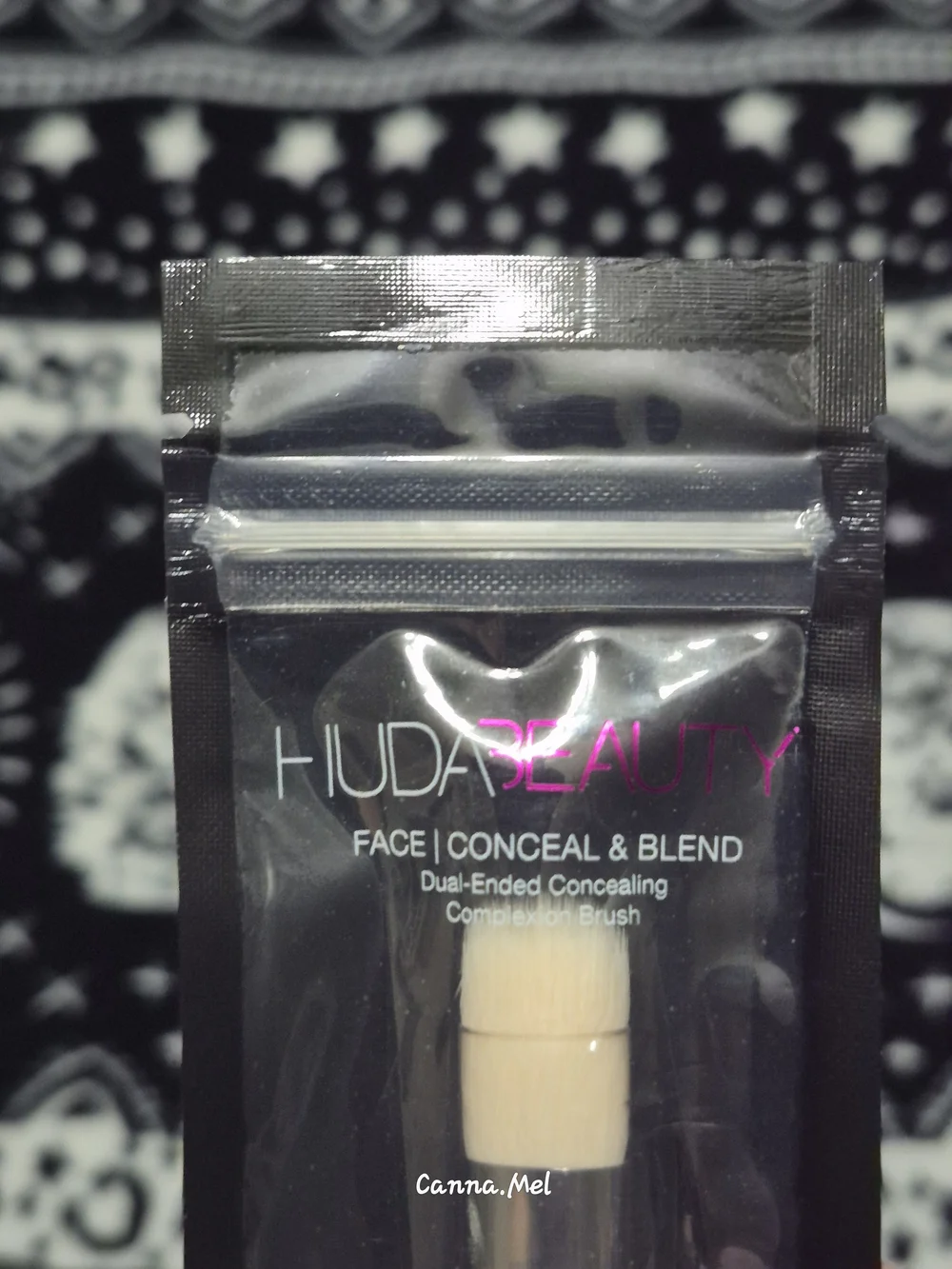 HUDA BEAUTY Face Conceal & Blend Dual-Ended Brush